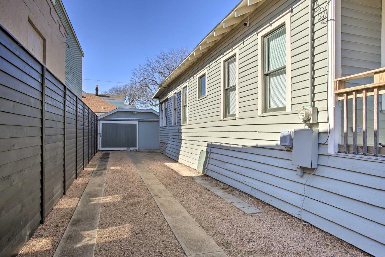 Cozy Beach Bungalow Near Galveston Seawall And Pier Exterior photo
