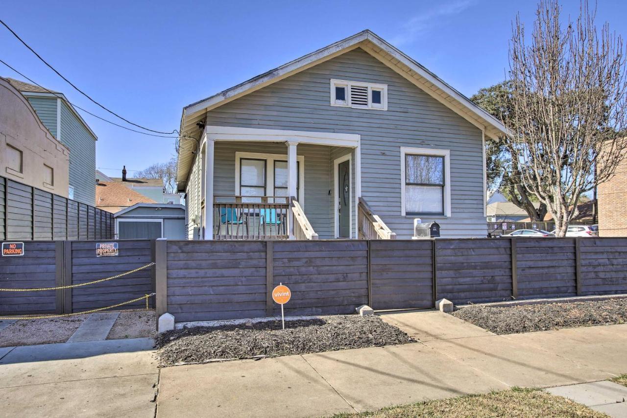 Cozy Beach Bungalow Near Galveston Seawall And Pier Exterior photo